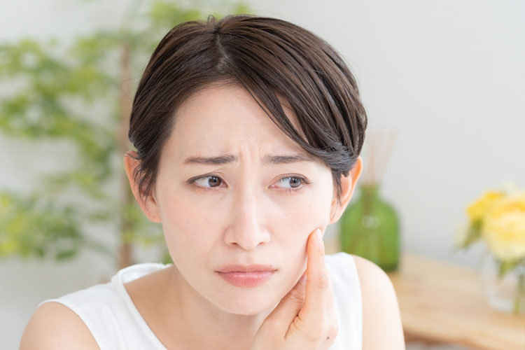 シミを気にする女性