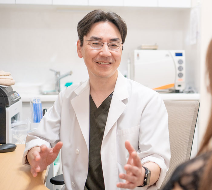 滋賀県大津市・草津市でフォトフェイシャルステラM22（IPL）を提供しているぜぜ駅前ひふ科・形成外科クリニックの院長先生写真